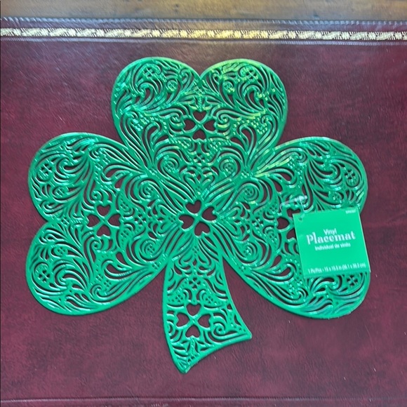 Green Shamrock Vinyl Placemat 15” x 15.5” - Picture 1 of 4